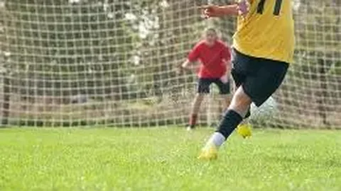 英格兰队长凯恩冲刺百球大关，领袖风范再展光芒。